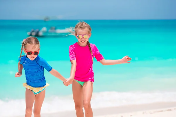 Niños divirtiéndose en la playa tropical durante las vacaciones de verano jugando juntos en aguas poco profundas —  Fotos de Stock