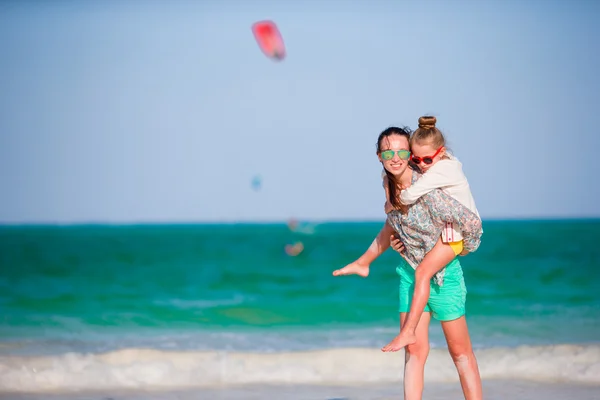 Madre e bambina si divertono durante le vacanze tropicali — Foto Stock