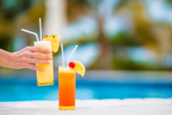 Two tasty cocktails on tropical white beach — Stock Photo, Image