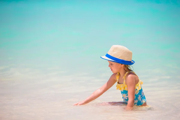 Underbar liten flicka på stranden under sommarlovet — Stockfoto