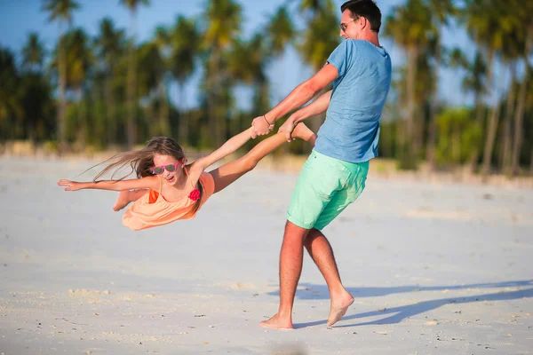 Liten flicka och pappa under tropisk strandsemester — Stockfoto