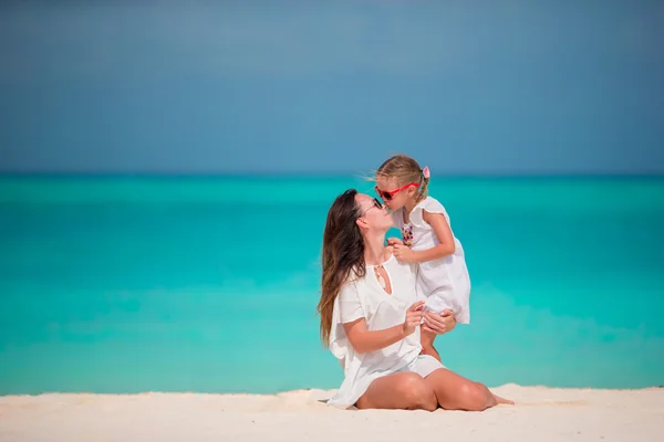 Mother and little girl during tropical vacation — Stock Photo, Image