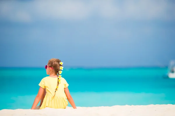 Entzückendes kleines Mädchen mit Frangipani-Blumen in Frisur am Strand — Stockfoto