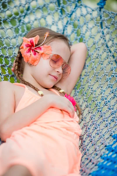 Liebenswertes kleines Mädchen im Sommerurlaub entspannt in der Hängematte — Stockfoto