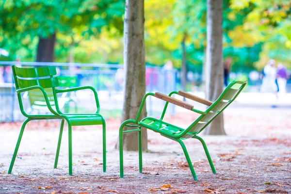 Tradycyjne zielone krzesła w ogrodzie Tuileries w Paryżu, Francja — Zdjęcie stockowe