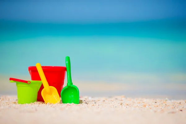 Çocuklar oyuncak beyaz kumlu plaj üzerinde plaj. — Stok fotoğraf