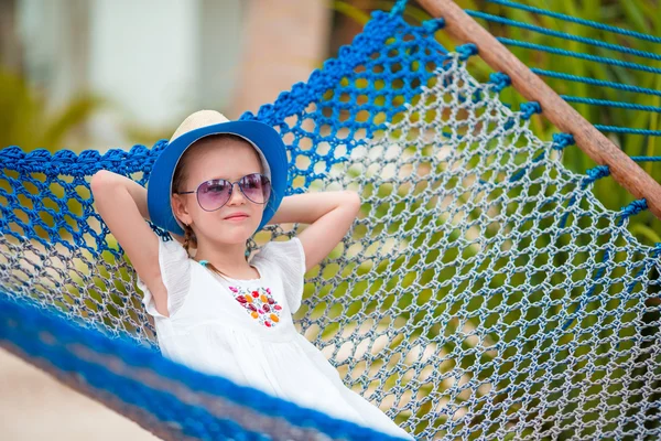 Adorable little girl on summer vacation relaxing in hammock — Stock Photo, Image