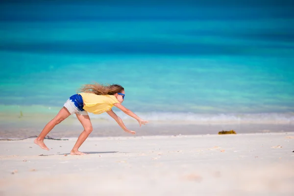 Aranyos kislány, tengerparti nyaralás, szórakozás közben — Stock Fotó