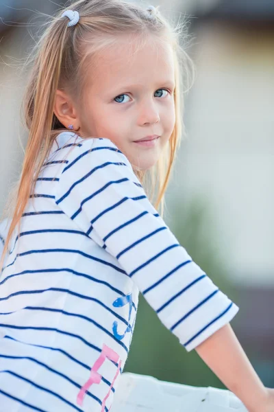 Porträt von entzückenden kleinen Mädchen haben Spaß im Freien — Stockfoto