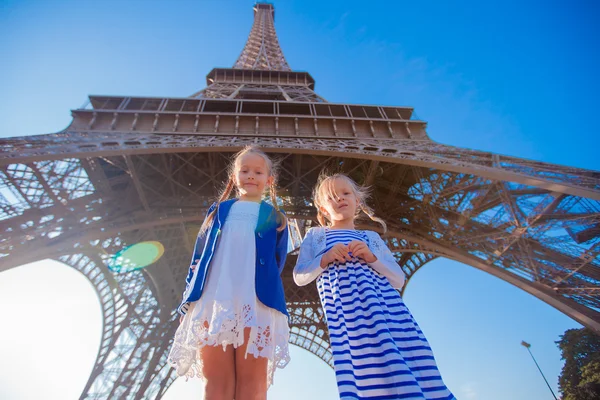 Aranyos kislány Párizsban háttérben az Eiffel-torony — Stock Fotó