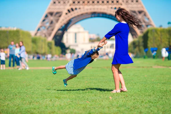 Sevimli kız ve mutlu annesi Paris'te Eyfel Kulesi arka plan — Stok fotoğraf