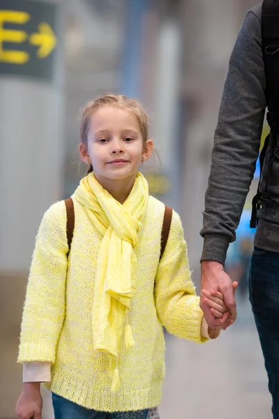 可爱的小女孩在机场等待登机 — 图库照片