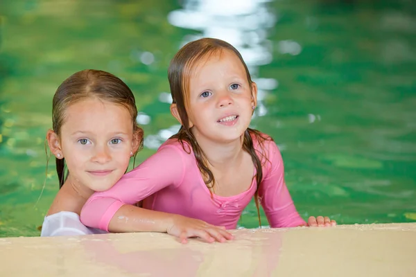 Schattige kleine meisjes in zwembad op zomervakantie — Stockfoto