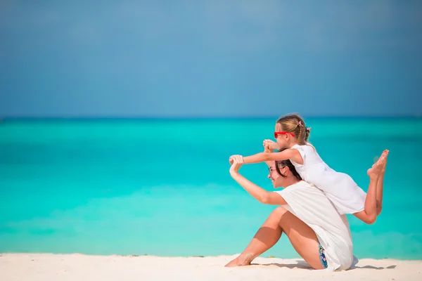 Familie tijdens tropische vakantie — Stockfoto