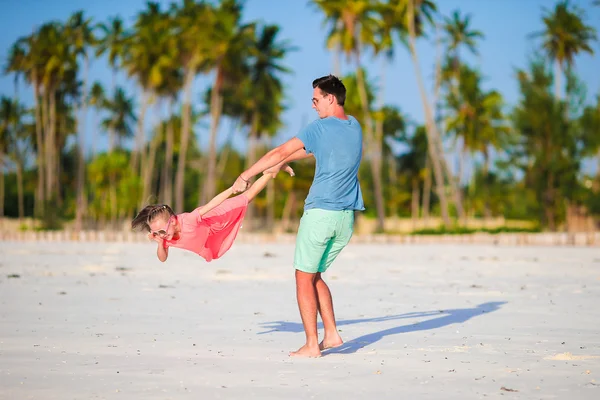 Küçük kız ve baba tropikal plaj tatil sırasında — Stok fotoğraf