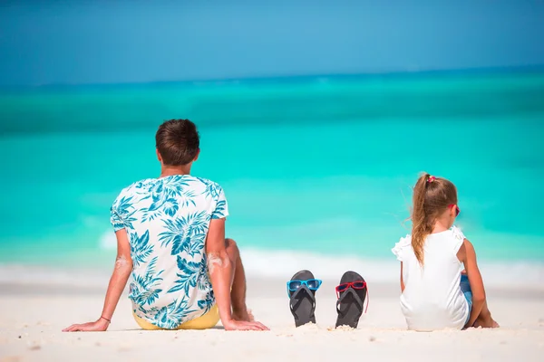 Buon padre e la sua adorabile figlioletta sulla spiaggia tropicale — Foto Stock