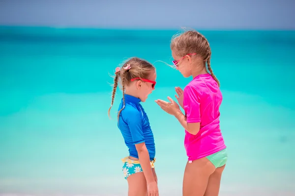 Entzückende kleine Mädchen am Strand während der Sommerferien — Stockfoto