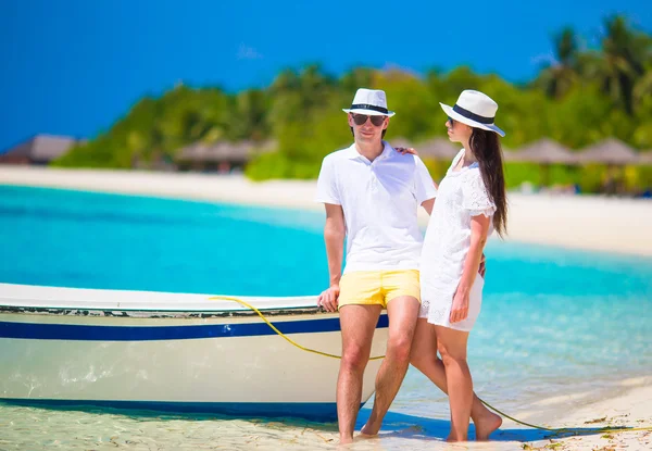 Young happy couple on white beach at summer vacation — Stock Photo, Image