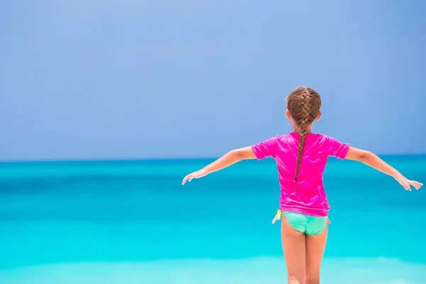 Adorable niña se divierten en la playa tropical durante las vacaciones —  Fotos de Stock