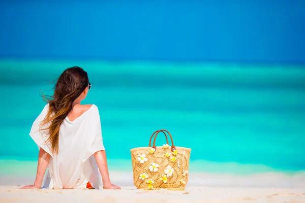 Young beautiful woman on beach vacation — Stock Photo, Image