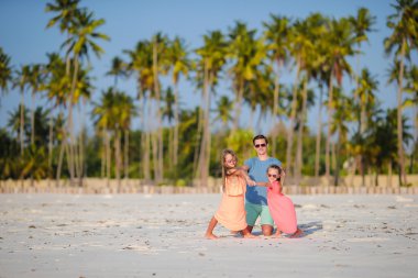 Genç aile Beach yaz tatil keyfi