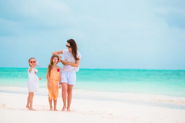 Glückliche Familie im Sommerurlaub — Stockfoto