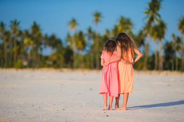 Urocze dziewczynki na plaży podczas wakacji — Zdjęcie stockowe