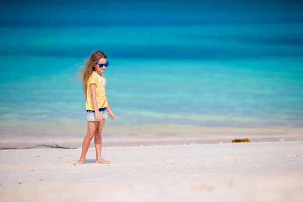여름 방학 동안 해변에서 사랑 스러운 어린 소녀 — 스톡 사진
