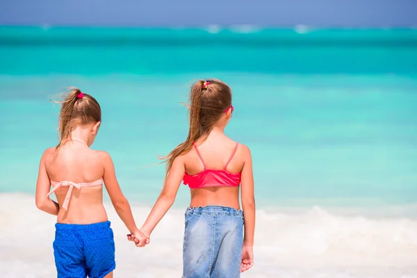 Adorables niñas en la playa durante las vacaciones de verano —  Fotos de Stock