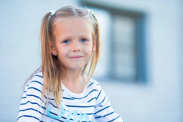 Entzückende kleine Mädchen haben Spaß im Freien — Stockfoto