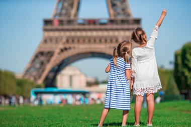 Sevimli küçük kız Paris'te Eyfel Kulesi yaz tatili sırasında arka plan