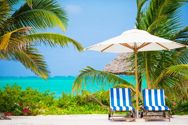 Sedie da spiaggia su resort tropicale esotico — Foto Stock