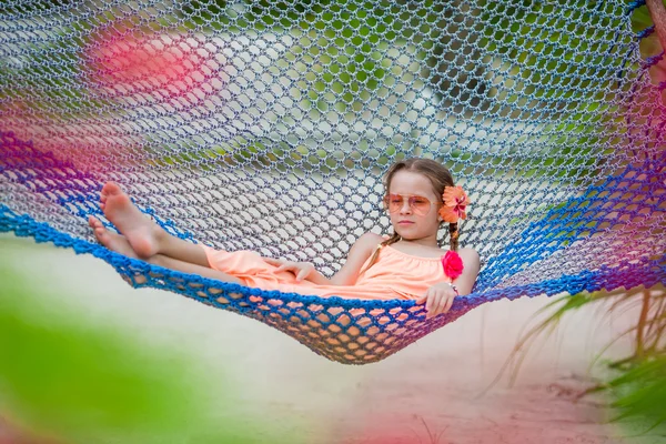 Happy kid in blue hammock outdoor at the beach — Stock Photo, Image