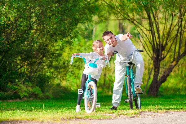 Jonge actieve familie fietsen op zomerdag — Stockfoto