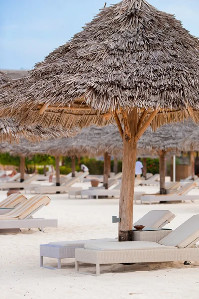 热带白色沙滩上的海滩椅子 — 图库照片