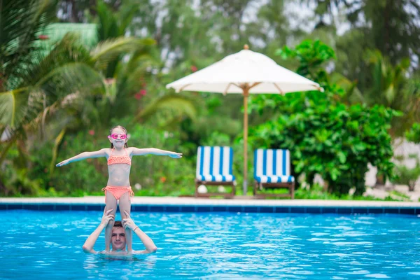 Felices vacaciones en familia en la piscina — Foto de Stock