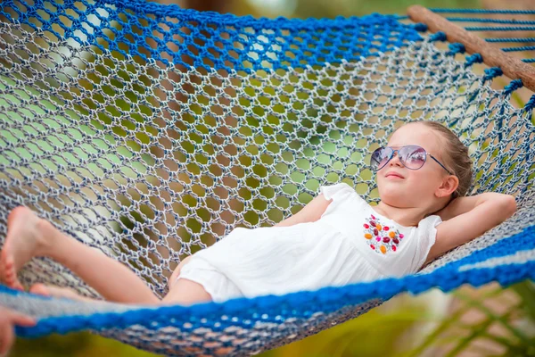 Schattig meisje in hangmat buiten op tropische vakantie — Stockfoto