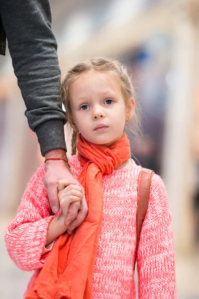 Bedårande liten flicka i flygplats väntar på boarding — Stockfoto