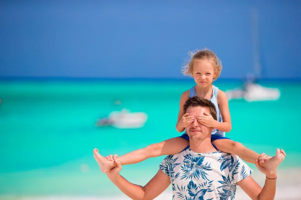 Happy family at tropical beach having fun — Stock Photo, Image