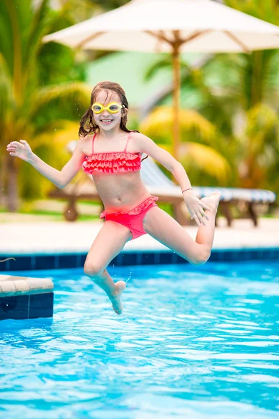 Klein gelukkig schattig meisje in openlucht zwembad — Stockfoto