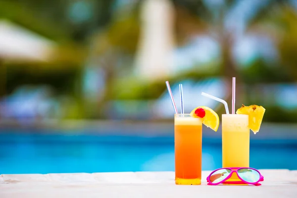 Two tasty cocktails on tropical white beach — Stock Photo, Image