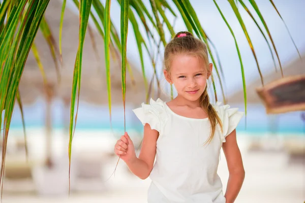 Liebenswertes kleines Mädchen am Strand während der Sommerferien — Stockfoto