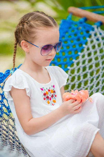 Menina adorável em rede ao ar livre em férias tropicais — Fotografia de Stock