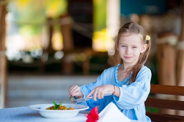 Schattig meisje na de lunch op terras — Stockfoto