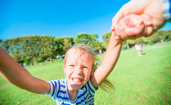 Adorabile ragazza a Parigi sfondo la torre Eiffel durante le vacanze estive — Foto Stock