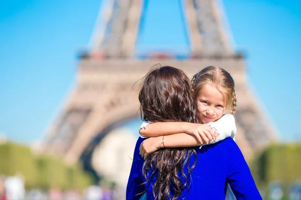 Счастливая мать и маленькая очаровательная девочка веселятся в Париже возле Эйфелевой башни — стоковое фото