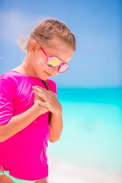 Schattig klein meisje aan het strand tijdens de zomervakantie — Stockfoto