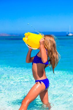 Sevimli küçük kız sırasında tatil tropikal plaj oyuncakları ile oynarken