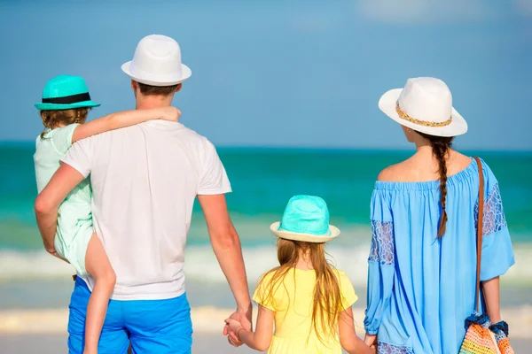 幸福的年轻家庭，海滩度假 — 图库照片