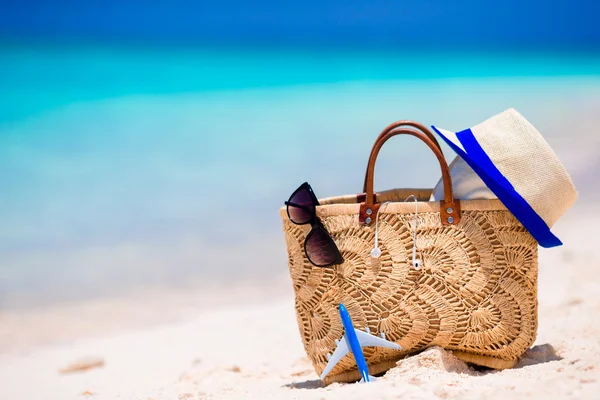 Beach consept - straw bag, hat, sunglasses and towel on white beach — Stock Photo, Image